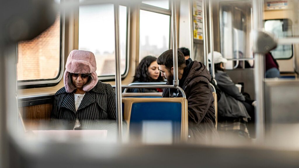 Ihmisiä julkisessa liikennevälineessä